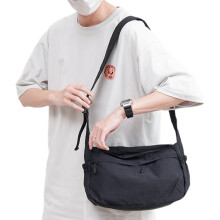 Praktická a jemná veľkokapacitná crossbody kabelka na každodenné použitie, nylonová taška cez rameno do práce alebo na cesty.