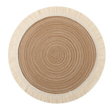 Ronde, hittebestendige Scandinavische placemats met franjes, geschikt als onderzetter voor kommen en theepotten, voor een perfecte tafelsetting.