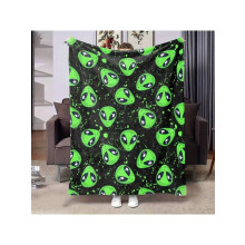 Cozy Green Alien Print Throw Blanket – Soft Plush, All-Season Use, Ideal Gift for All Ages – Bed/Sofa/Chair Decor