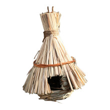 Hangend vogelhuisje van natuurlijk stro voor buiten, handgeweven, weerbestendig, decoratieve nestoplossing voor vogels.