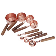 Utensílio de Cozinha: Xícaras Medidoras em Aço Inoxidável Rosé Gold, Cabos em Madeira de Nogueira, Acabamento em Cobre Antiferrugem, Marcas de