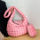 Bolsa transversal feminina moderna e acolchoada, leve e espaçosa, com zíperes pequenos, ideal para maquiagem. 8