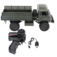 Domina gli elementi: camion militare radiocomandato con pneumatici antiscivolo e doppio faro per missioni notturne.