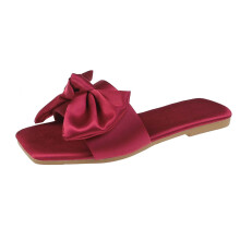 Damslip-on sandaler med röd fyrkantig tå och rosett