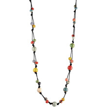 Lange, bunte Halskette aus Keramikperlen im Hippie-Stil, ein stylisches Statement-Schmuckstück für den Sommer im Boho-Look – das perfekte