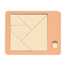 Driehoekpuzzel oplossen: De houten puzzel met onregelmatig gevormde houten vierkanten en verdwijnende driehoeken. Een triangulator, een hersenkraker.