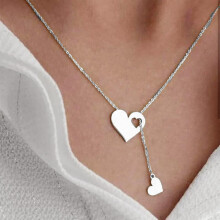 Silberne, schlichte, elegante und trendige Herzkette aus Edelstahl – perfekt für jeden Tag und als Valentinstagsgeschenk. 50 cm lang.