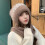 Conjunto feminino de gorro e cachecol de tricô bege com pompom. 3