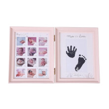 Foto van de hand- en voetafdruk van je baby in het eerste levensjaar, zelf te maken met een fotolijstje voor familieherinneringen (wit).