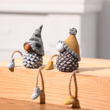 Natale a luglio: gnomi in resina con pigne e gambe penzolanti – 2 pezzi, perfetti da posizionare su mensole, centrotavola o per decorare il camino.