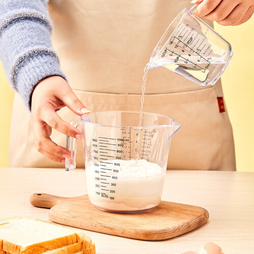 Copo medidor prático de plástico para uso alimentar, com escala transparente e precisão. 2