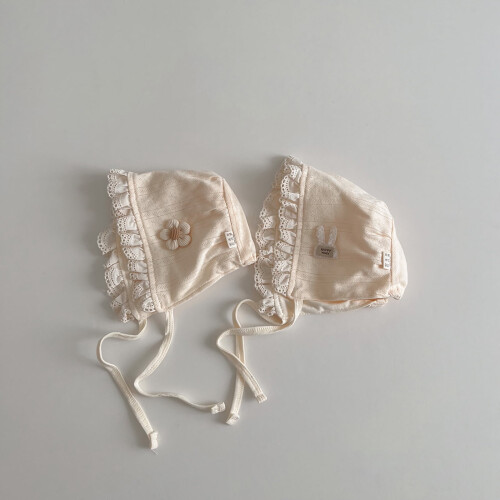 Touca de bebê com acabamento em renda e estampa floral para meninas 1