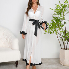 Damesbadjas van satijn met diepe V-hals, doorschijnend mesh, kanten borduursels, wijde mouwen en verenaccenten. Elegante en sensuele stijl.