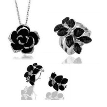 Schmuckset – Ohrringe, Halskette und Ring mit schwarzer Rose und Kamelie