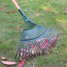 Gartenrechen mit 22 Zähnen und grünem Metallstiel zur Laubentfernung in Garten und Rasen