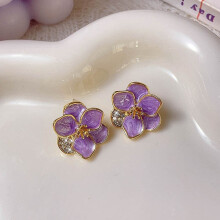 Preciosos pendientes florales para mujer disponibles en colores morado y blanco.