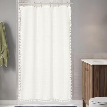 Boho douchegordijn voor een kleine douchecabine, geschikt voor een landelijke badkamerinrichting. Douchegordijnset van half formaat met haken.