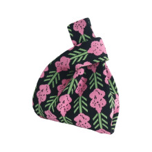 Stijlvolle en veelzijdige gebreide handtas met contrasterende kleuren en veel ruimte. Modieuze tas met bloemenprint, draagbaar voor vrouwen.