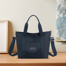 Grote, waterdichte messengerbag met een inhoud van 15-20 liter, met aparte vakken voor droge en natte ruimtes, ideaal voor reizen, fitness en