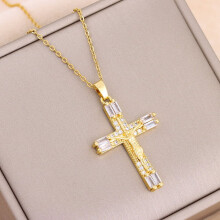 Nuova collana con ciondolo a croce in zirconi colorati in stile bohémien vintage - Collana alla moda in acciaio al titanio per donna
