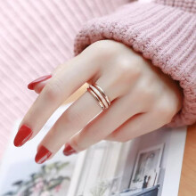 Elegante ringenset van titanium en staal met het thema 'Drie Levens, Drie Werelden' voor dames - kleurechte, minimalistische, luxe en sprankelende