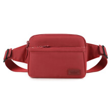Functionele schoudertas van nylon met verstelbare riem, ideaal voor dagelijks gebruik.
