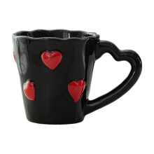 Hartvormige keramische mok (240 ml) met rood hartjesdesign