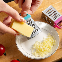 Mini râpe à fromage en acier inoxydable, outil de cuisine multifonction pour râper efficacement l'ail, le chocolat et la noix de muscade.