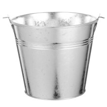 Rustikk liten jernbøtte med håndtak, galvanisert metallblomsterplanter til fest og hjemmedekor