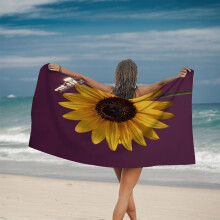 Telo mare con vivace motivo a girasoli - Petali giallo brillante su sfondo viola intenso. Perfetto per la piscina, i viaggi e il bagno.