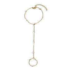 Pulseira feminina elegante, banhada a ouro, com corrente ajustável e detalhes em cristal, perfeita para qualquer ocasião.