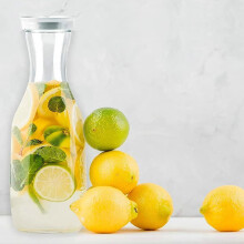 Carafe Ă eau en plastique transparent avec couvercle Ă clapet, 1,5 L