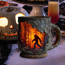 Mug Feu de forêt, thème Sasquatch, style camping vintage