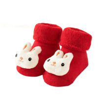 Chaussettes chaudes en polaire rouge à boucles pour bébé, idéales pour Noël et l'hiver. Antidérapantes et confortables, elles sont parfaites
