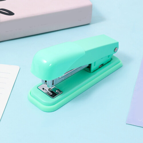 Mini nietmachine voor op het bureau – compact, schattig en functioneel 1