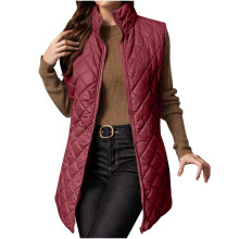 Giacca invernale da donna leggera e ripiegabile con dettagli a contrasto e resistente all'acqua.