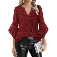 Blusa de mujer con cuello en V, mangas acampanadas de 3/4 y detalles en lámina dorada.