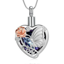 Collana con farfalla e pietra portafortuna per ceneri di cremazione.