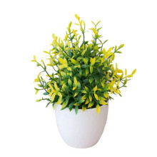 Petites fleurs artificielles vertes en pot blanc, idéales pour décorer une étagère ou une salle de bain.