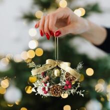Mini guirlandas de Natal com pinhas, frutas vermelhas e sinos – decoração para pendurar em carros, portas, janelas e armários.
