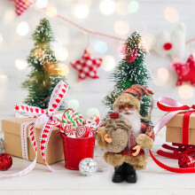 Kerstknuffel, stoffen pluche staande kerstmanpop, kersthanger, bureauversiering.