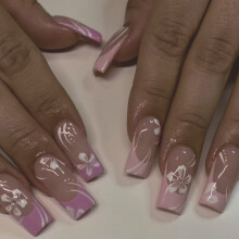 24 uñas postizas brillantes de longitud media con flores y punta francesa.