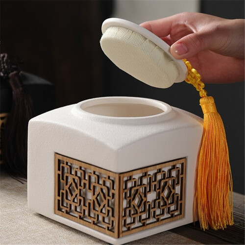 Lata de chá de cerâmica com borla e design vazado. 2