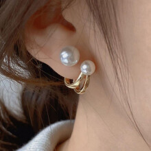 1 Pair Faux Pearl Huggie Earrings, C-Shape French Retro Hollow, Anti-Allergy, Electroplated Stainless Steel, Lightweight Golden Earrings