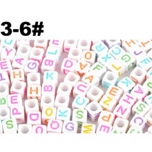 250 assorterte alfabetbokstavperler i akryl, kubeformet ponni, 6 x 6 mm, smykkekunst for barn – 3–6 år, hvite med farge
