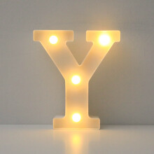 Letras LED luminosas, letras del alfabeto AM de plástico blanco brillante, luces decorativas colgantes y de pie a pilas para fiestas y celebraciones