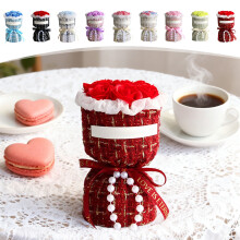 Bouquet de roses artificielles violettes dans une boîte en tweed avec perle et ruban – Mini cadeau floral pour la Saint-Valentin, un anniversaire,