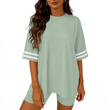 Completo casual da donna composto da top a maniche corte e pantaloncini, tinta unita.