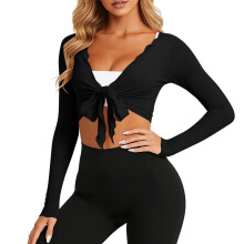 Cardigan da donna a maniche lunghe con chiusura a portafoglio e laccetti sul davanti.