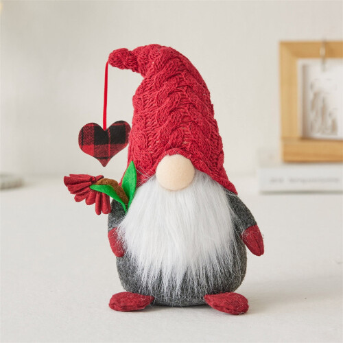 Weihnachtswichtel-Puppe mit Strickmütze und Glücksbringer